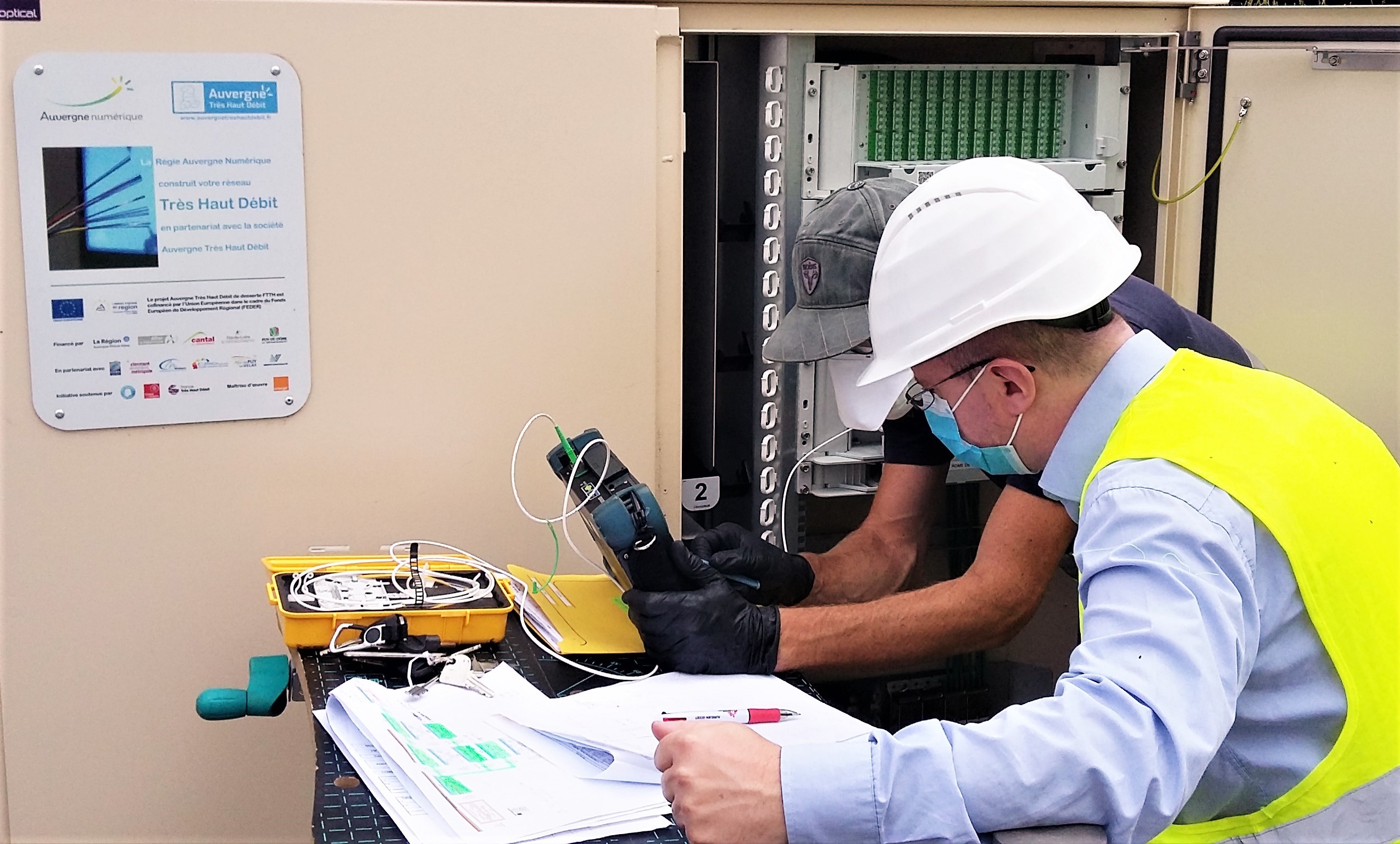 Techniciens sur chantier de soudure de fibre optique